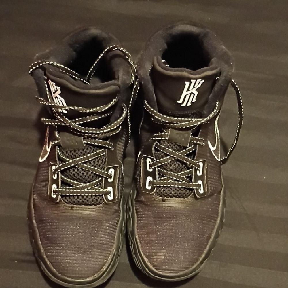 Nike Black Mid-Top Sneakers with Ankle Support